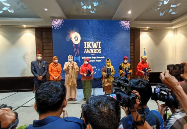 Tujuh Perempuan Lampung Terima Penghargaan IKWI Award