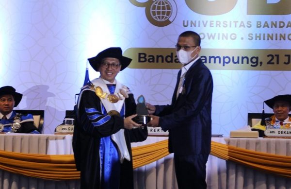 Ketua PWI Lampung Terima UBL Awards Katagori Tingkatkan Kualitas SDM