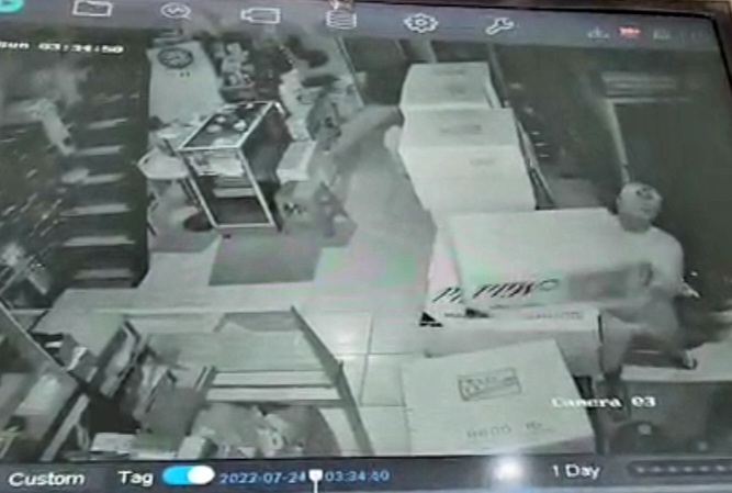 Mobil Plat BG Bobol Toko RWT Depan Polsek Terbanggi Gondol Barang Senilai Rp168 Juta