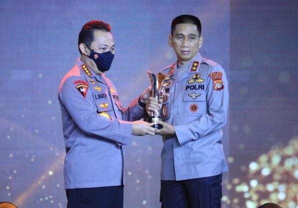 Kapolri Serahkan Penghargaan Polisi Teladan Kepada Irjen Akhmad Wiyagus