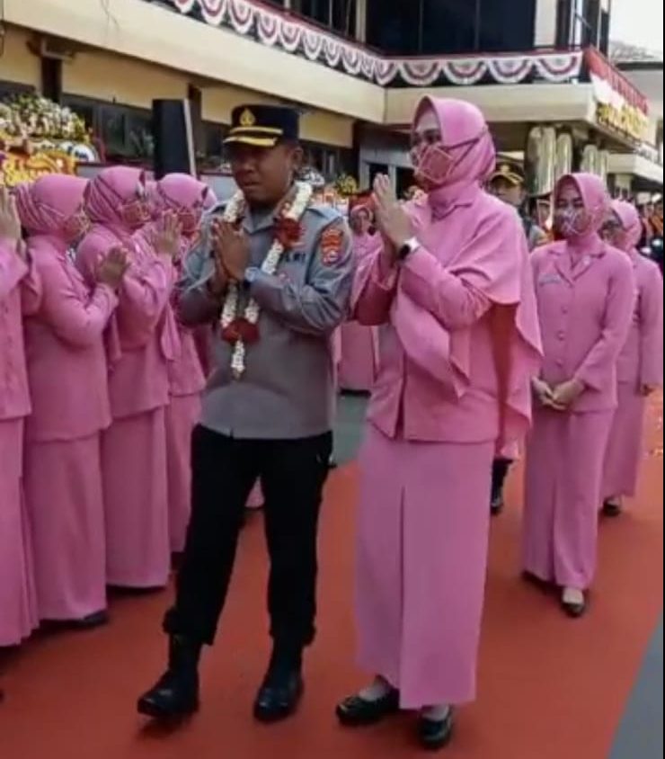 Prosesi Pamitan Polres Cilegon AKBP Sigit Haryono Meneteskan Air Mata