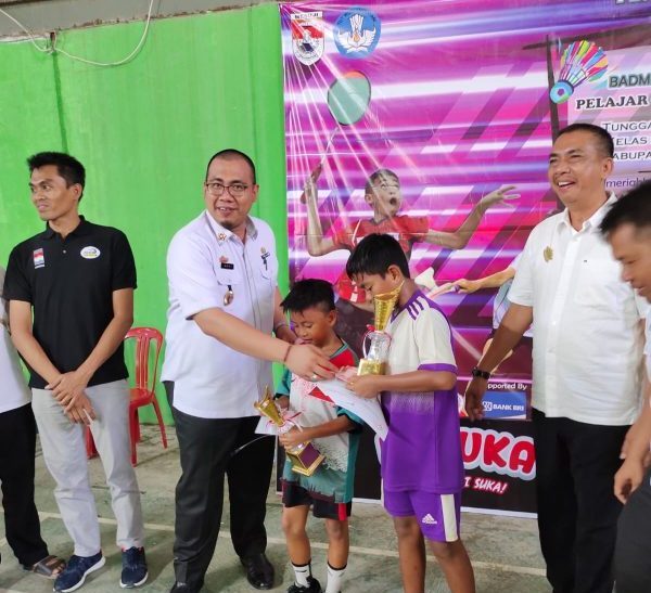 Bagikan Piala Bulu Tangkis Kadisdik Yakin Atlet Mesuji Harumkan Nama Daerah