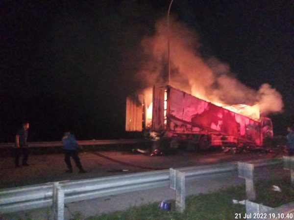 Sopir Nekat Lajukan Mobil Berasap Hingga Terbakar di Off Ramp Tol Sumatera