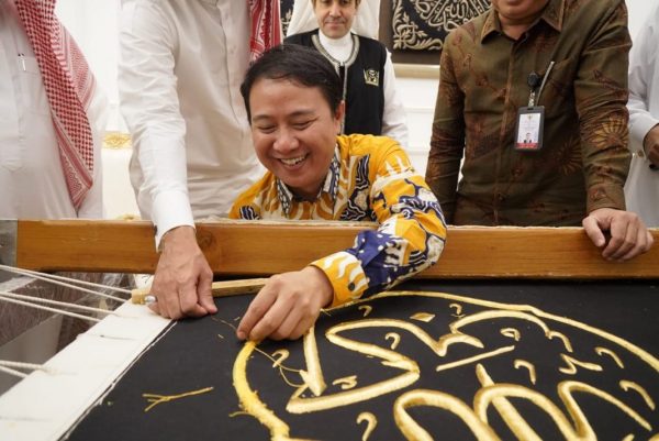 Prof Hilman Dirjen PHU Menyulam Kain Kiswah Penutup Ka’bah