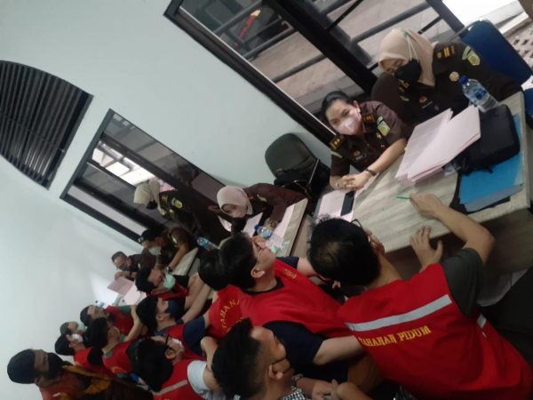 Bareskrim Polri Serahkan 10 Tersangka Investasi Bodong ke JPU Kota Bandung