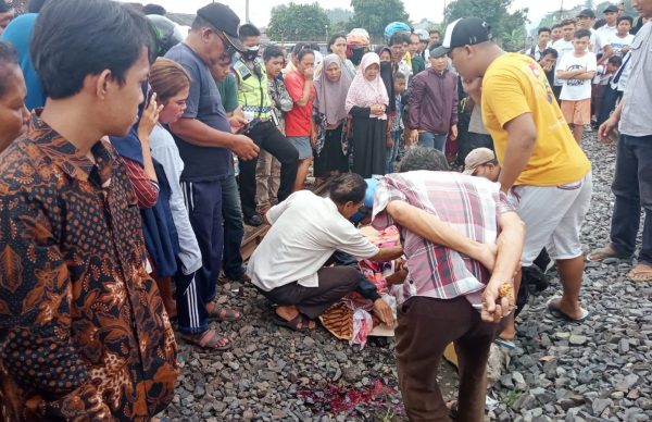 Asik Pake Headset Pelajar SMP Tersambar Kereta Babaranjang di Stasiun Labuhan Ratu