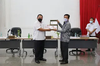 Bank Indonesia luncurkan Uang Rupiah Kertas Baru, Gubernur Lampung Orang Pertama Di Lampung Yang Melihat Uang Rupiah Kertas Emisi Tahun 2022