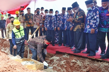 Gubernur Melakukan Peletakan Batu Pertama Pembangunan Al Kautsar Indoor Sport Center