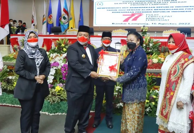 Gubernur Arinal Memberikan Piagam Penghargaan Untuk Mantan Gubernur Lampung periode 1998-2003 Almarhum H. Oemarsono