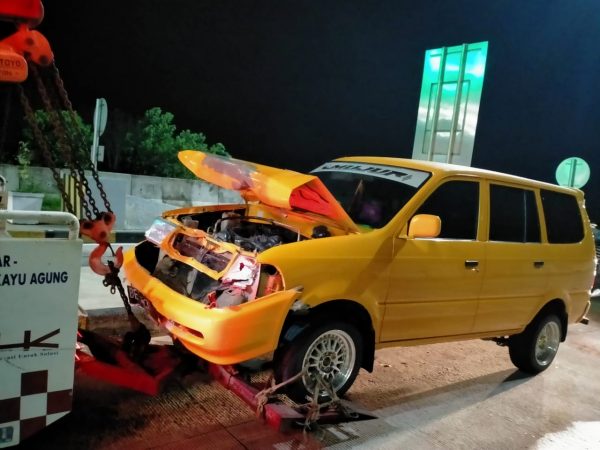 Mobil Kijang Tabrak Hewan Ternak di Jalan Tol Sumatera KM 174+100