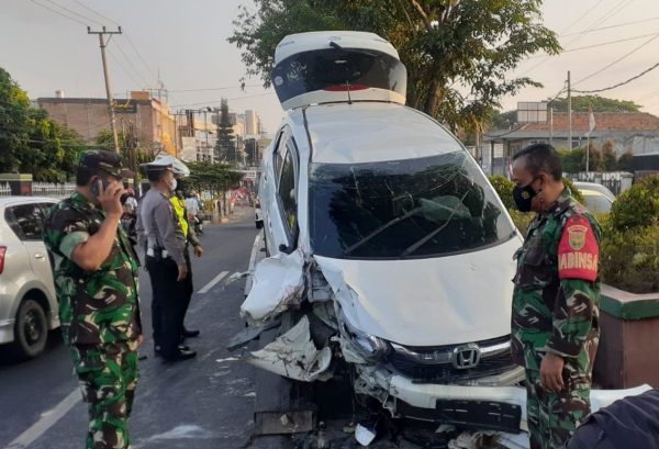 Ngebut Saat Azan Subuh Honda Brio Jemping di Jalan Depan Rumah Danrem