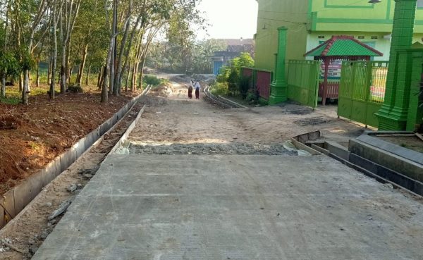 Diduga Asal Jadi Proyek Rambat Beton Rp13,1 Miliar di Kampung Dwi Warga Sudah Rusak