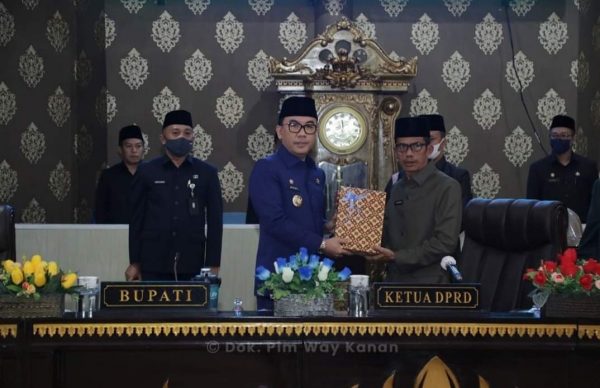DPRD Way Kanan Sahkan Raperda dan Serahkan Perubahan KUA PPAS 2023
