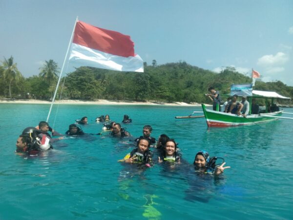 Meriahkan Hari kemerdekaan RI ke 77, Pencinta Selam Kibarkan Bendera di Dasar Laut Teluk Lampung