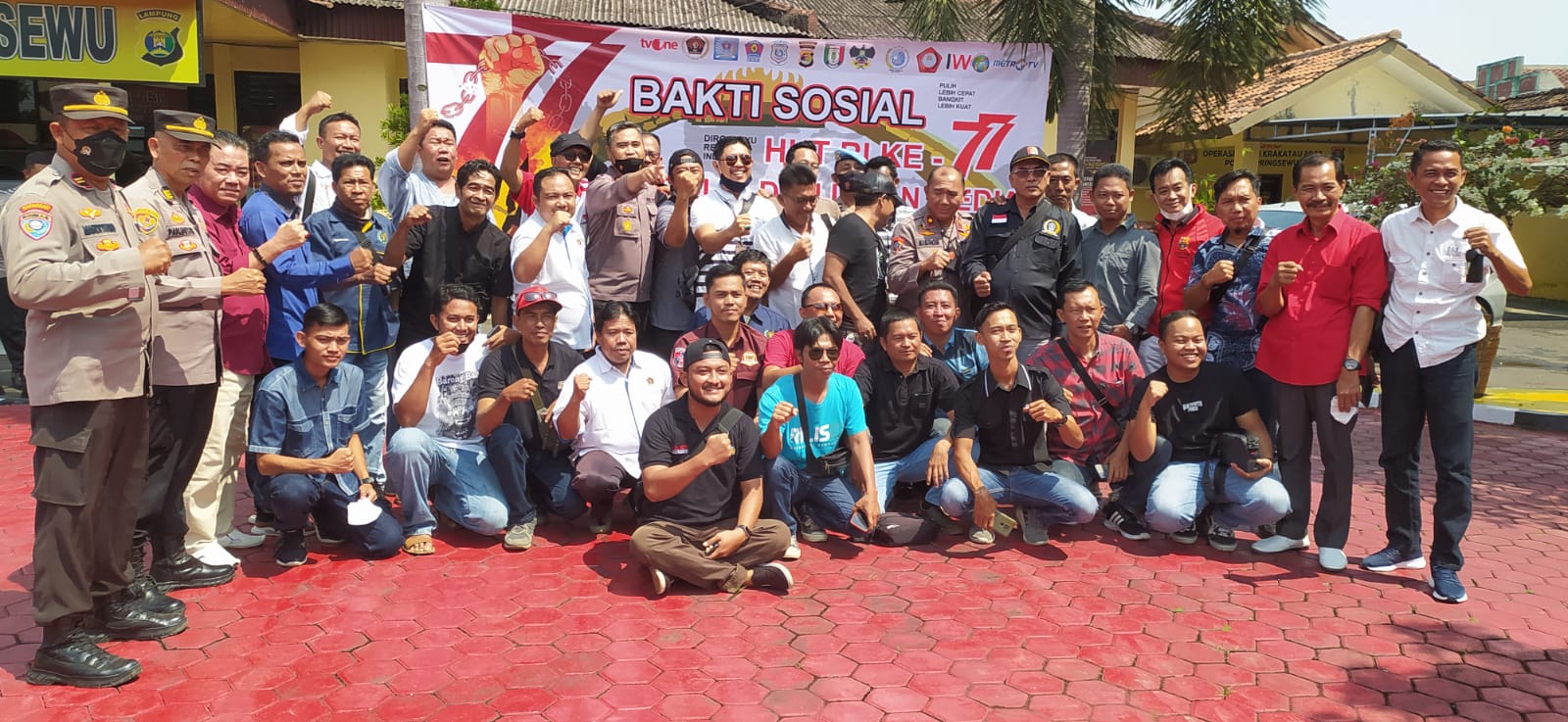 Semarak HUT RI ke-77, Polres Pringsewu Bersinergi Dengan TNI dan Insan Pers Gelar Baksos