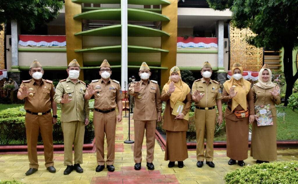 Wahdi Pimpin Apel Mingguan Dan Bagikan Hadiah HUT RI Ke 77