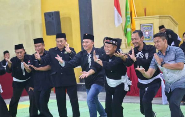 Parosil Jadi Warga Kehormatan PSHT Lampung Barat
