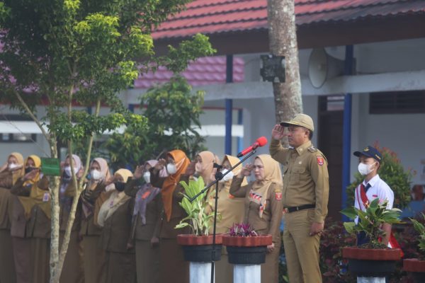 Jadi Pembina Upacara di SMPN 1 Liwa, Bupati Lambar Cross Chek Kedisiplinan