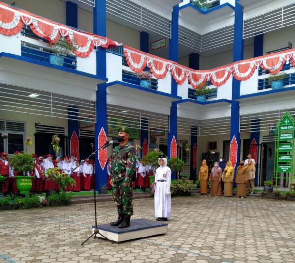 Anggota Penerangan Korem 091/ASN Menjadi Irup di Sekolah Dua SD Satu Atap