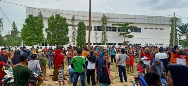 Lomba Panjat Pinang Antar Desa Meriahkan HUT RI Ke-77 di Kecamatan Simpang Pematang