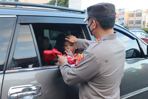 Kapolresta Bandar Lampung Kompak Bersama Forkopimda Bagikan Bendera Merah Putih ke Warga