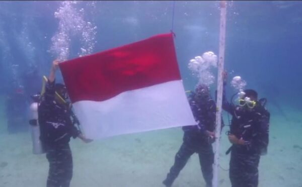 Bernyali.! Mahasiswa dan Masyarakat Kibarkan Bendera Dari Dasar Laut