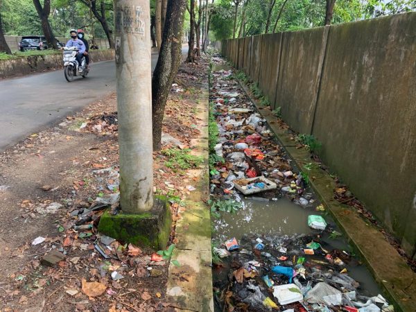 Lapor Bunda Eva, Sampah Menumpuk dan Berserakan Belakang Kampus UIN Tak jauh Dari Kantor Dinas Lingkungan Hidup