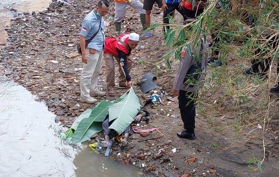 Mayat Pemuda Berpakaian Kemeja dan Celana Training Hitam Ditemukan di Pinggir Aliran Anak Sungai Jagabaya II