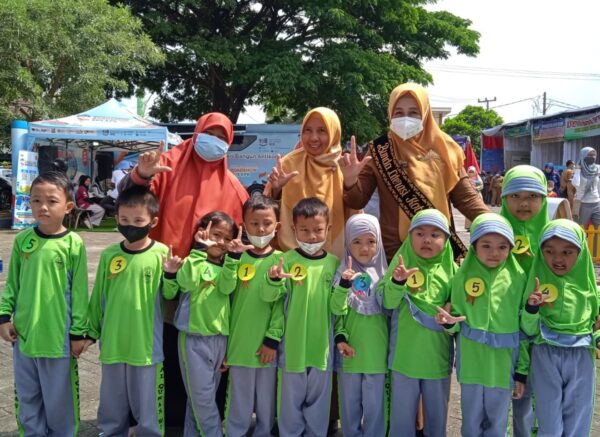 Bunda SALUD Kota Metro Beri Edukasi Tentang Prilaku Berlalu Lintas Sejak Dini