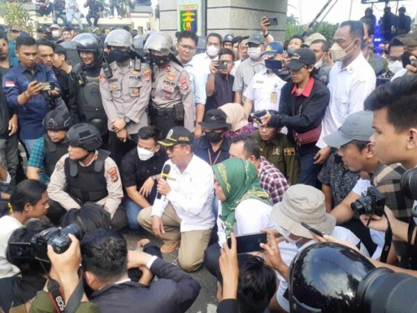 Mingrum Gumay dan Nunik Temui Ribuan Mahasiswa di Depan Kantor DPRD Lampung