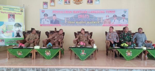 Bupati Mesuji Hadiri Pembagian BLT BBM di Desa Margo Makmur