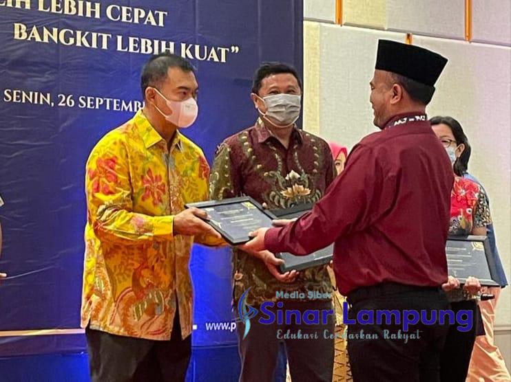 Rycko Menoza Terima Penghargaan Wajib Pajak Teladan di Acara Tax Gathering
