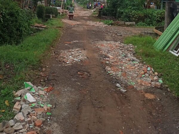 Jalan Rusak di Gisting Permai blok 17 Dusun 4 Sudah Memakan Korban Jiwa