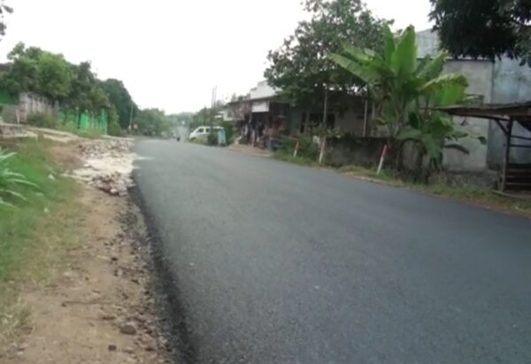 Pengawas Proyek Pengerjaan Jalan Desa Cimanuk Klarifikasi Soal Aspal Tipis