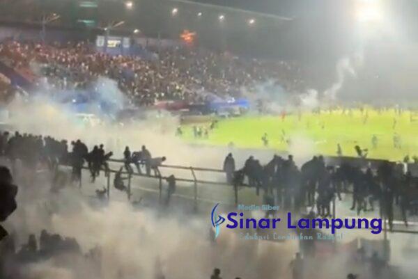 Kericuhan Arema VS Persebaya di Stadion Kanjuruhan Ratusan Orang Tewas Sesak Napas dan Terinjak-Injak