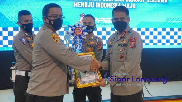 Hari Lalu Lintas Kapolres Lamtim Terima Piala Polisi Cilik