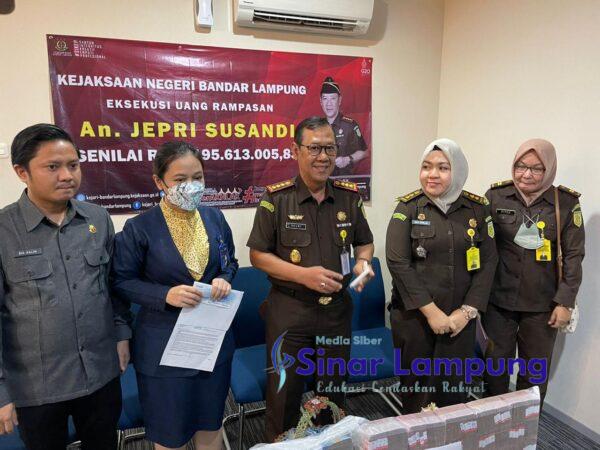Kejari Bandar Lampung Setorkan Rp1,1 Miliar Uang Sitaan Bisnis Narkoba ke Kas Negara
