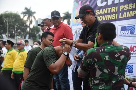 Ketua DPRD Lampung Serahkan Mendali Pemenang Liga Santri Piala Kasad