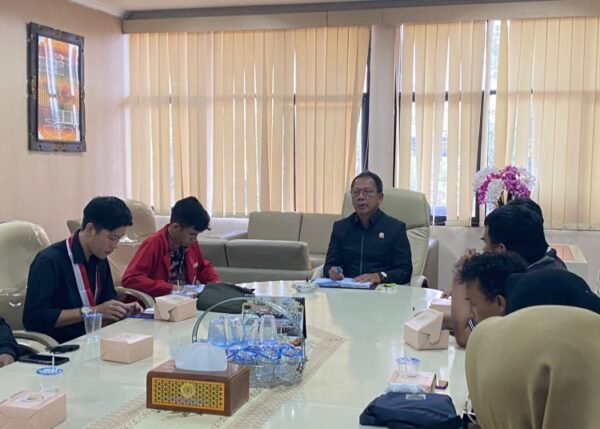Tolak Kenaikan BBM, Ketua DPRD Lampung Terima Aspirasi GMNI