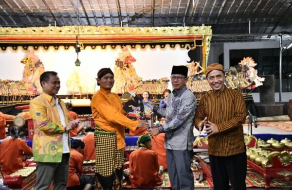 Ketua DPRD Lampung Nikmati Pagelaran Wayang Kulit