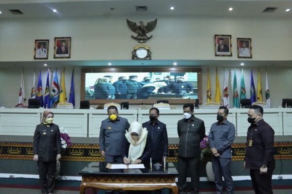 Gubernur dan DPRD Lampung Teken Raperda Pertanggungjawaban Pelaksanaan APBD 2021
