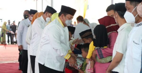Gubernur Lampung Berikan Dana Hibah Untuk Anak Yatim dan Rumah Ibadah