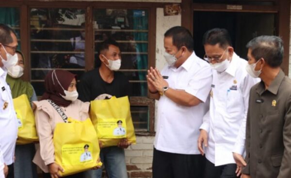 Arinal Djunaidi Serahkan Langsung BLT BBM dan Sembako ke Masyarakat