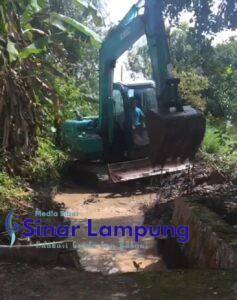 Puluhan Tahun Tak di Setuh Pemerintah, Tokoh Masyarakat dan Lurah Adipuro Keruk Endapan Lumpur Tersier