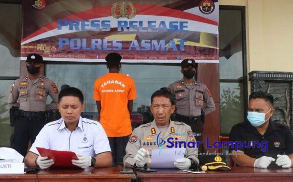 Pemuda Pencari Kayu Kapak Pacar dan Paman Yang Kepergok Indehoi di Samping Kolam