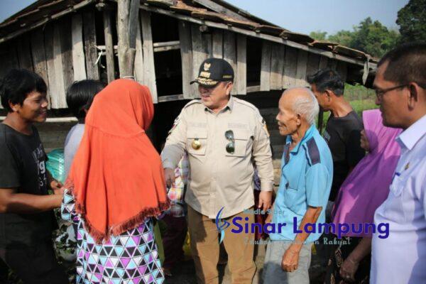 GELIAT TULANG BAWANG Gubernur Arinal Serahkan Bantuan Sembako kepada Keluarga Nelayan di Kabupaten Tulang Bawang