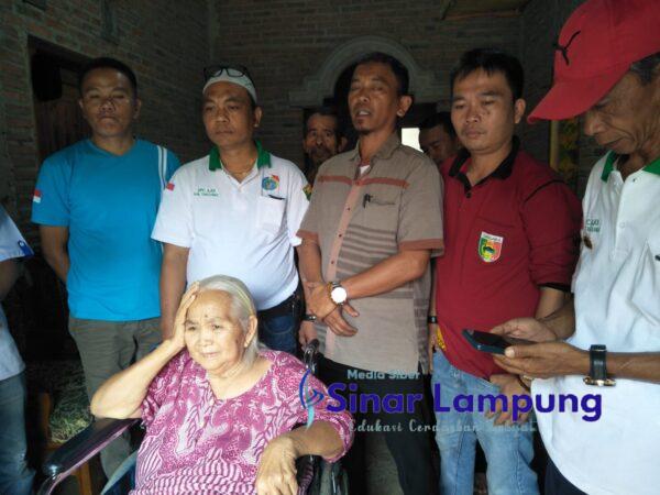 Jumat Barokah DPC AJOI Tanggamus Kembali Memberikan Kursi Roda Pada Warga