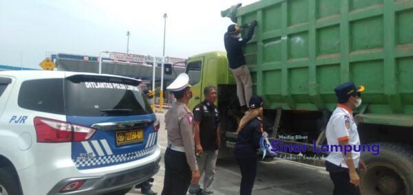 163 Pelanggar ODOL Ruas Tol Bakauheni-Terbanggi Besar Diberi Tanda Khusus dan Dikeluarkan Dari Jalan