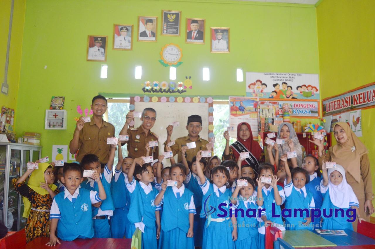Penyerahan Kartu Identitas Anak (KIA) di PAUD Harapan Bangsa Banjarejo