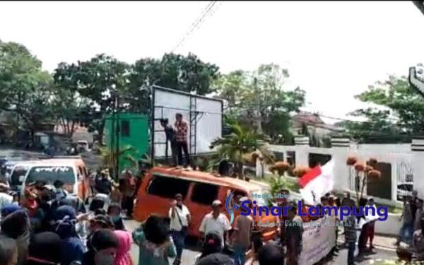 Unjukrasa di Kejati Comandt Soroti Perkara Pengrusakan Lahan 22 Warga Negara Mulya Way Kanan